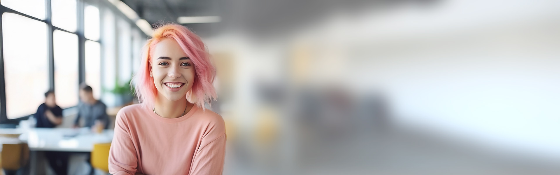 eine Frau mit rosa Haaren und rosa Haaren