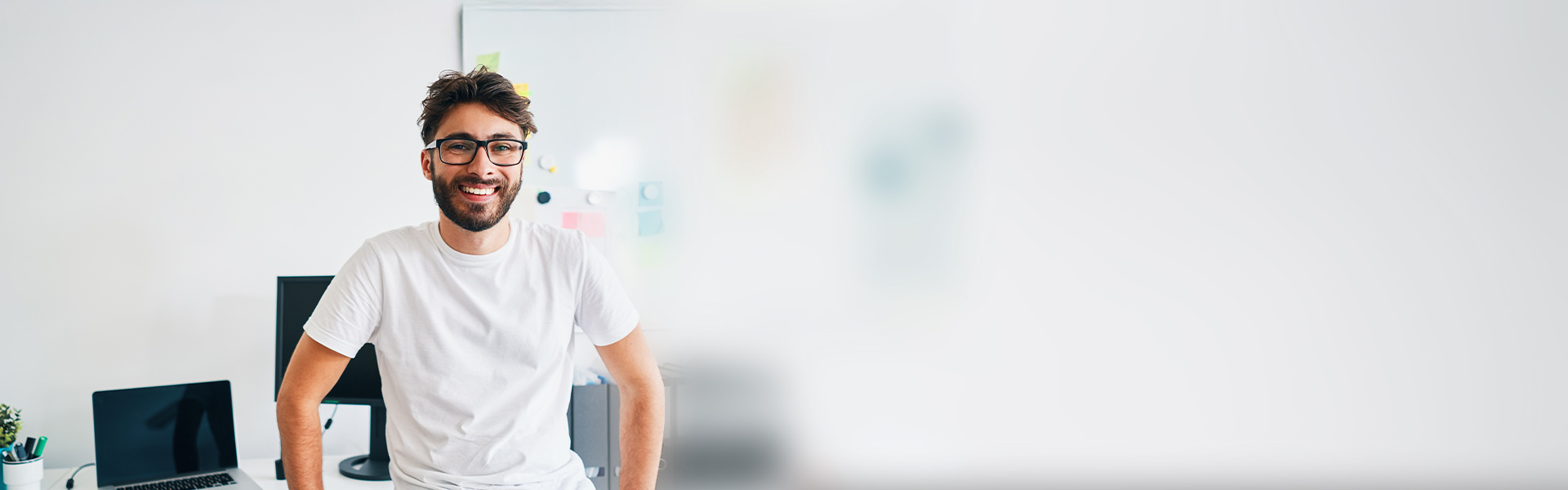 ein Mann in einem weißen Hemd und Brille