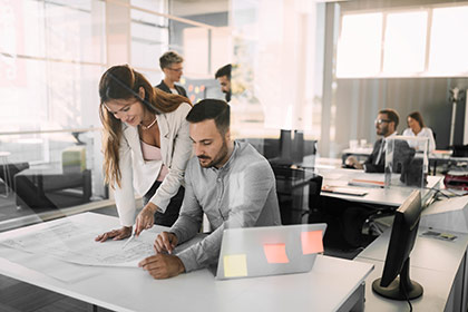 eine Gruppe von Menschen, die in einem Büro arbeiten