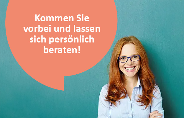 eine Frau in der Brille lächelt und hält ein Buch