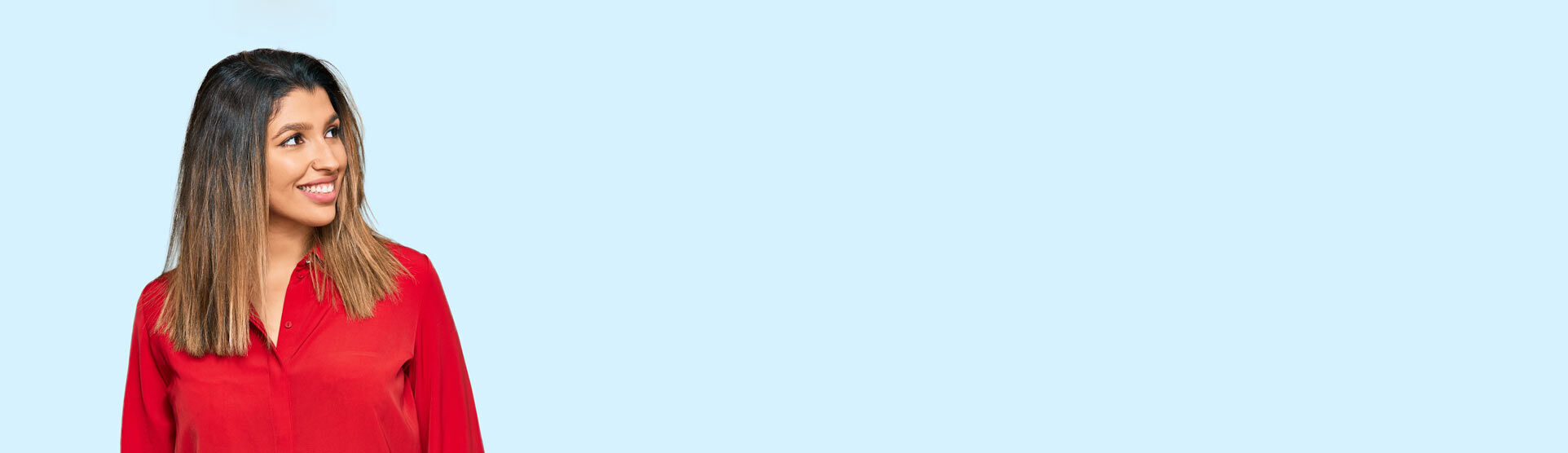 eine Frau in einem roten Hemd und Jeans