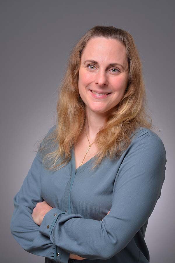 Professionelles Foto von Jasmin Grießer, sozialpädagogische Begleitung beim IBB, die freundlich lächelnd in die Kamera sieht.