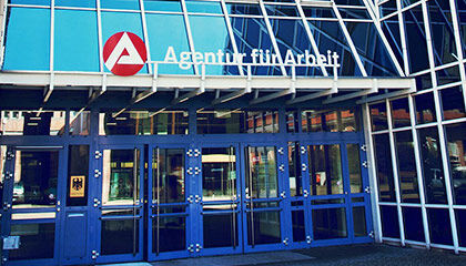 ein großes Gebäude der Agentur für Arbeit