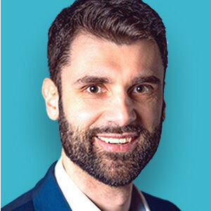 ein Mann in einem Anzug und Krawatte lächelnd