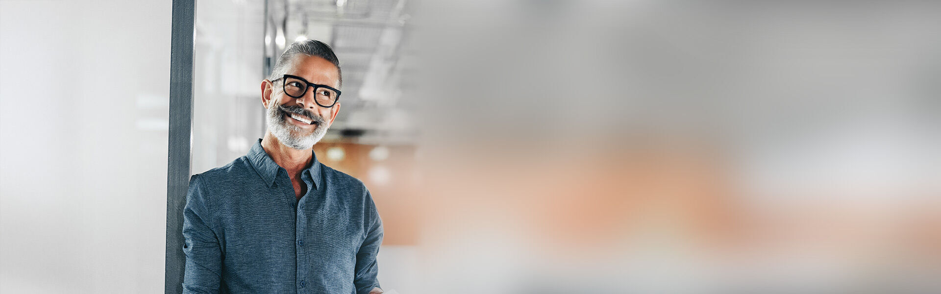 ein Mann mit Brille steht in einem Büro