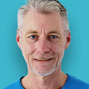 ein Mann mit einem blauen Hemd