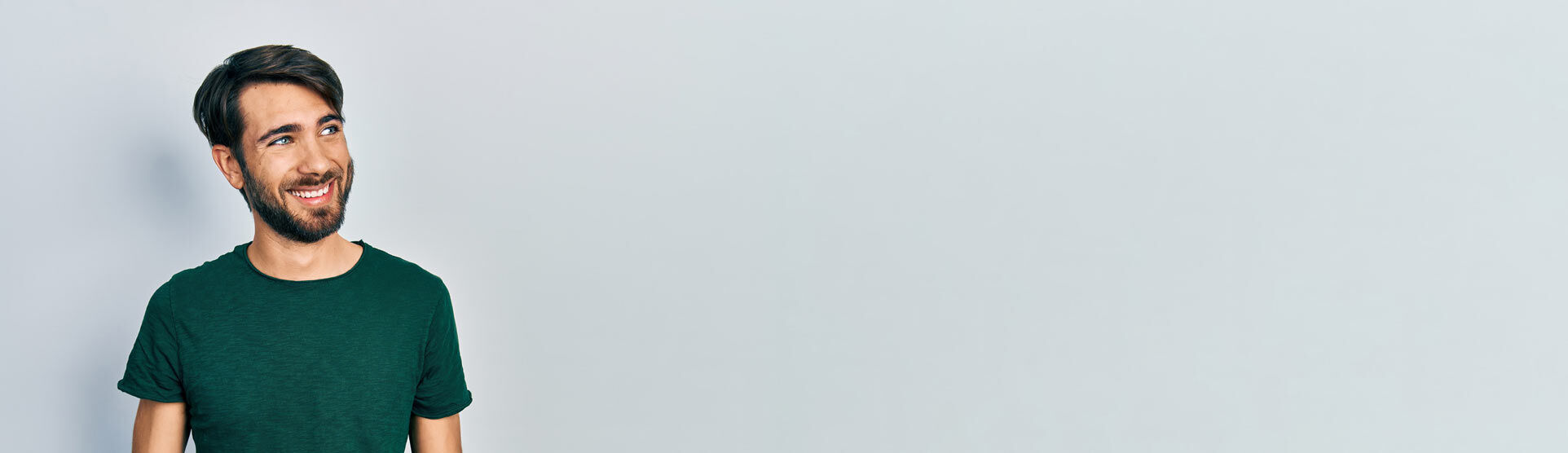 ein Mann mit Bart und grünem Hemd