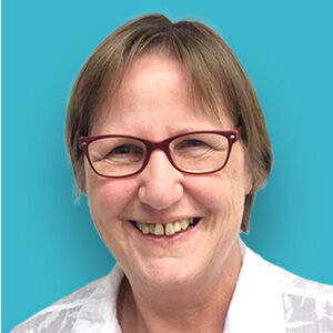 eine Frau mit Brille und einem weißen Hemd